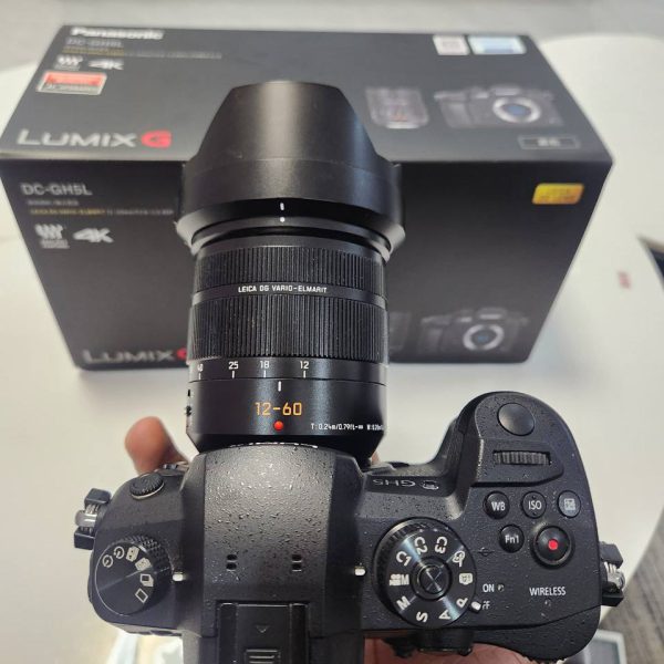 Visuel central : Photo de l'appareil Panasonic Lumix GH5 II avec l’objectif Leica 12-60mm